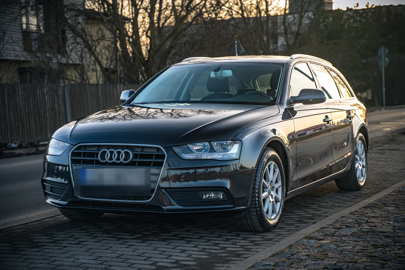 Audi A4 Avant pie bruģa saulrietā