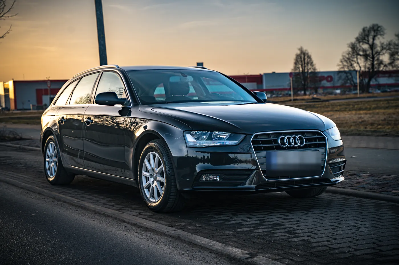 Audi A4 Avant sānskats saulrietā