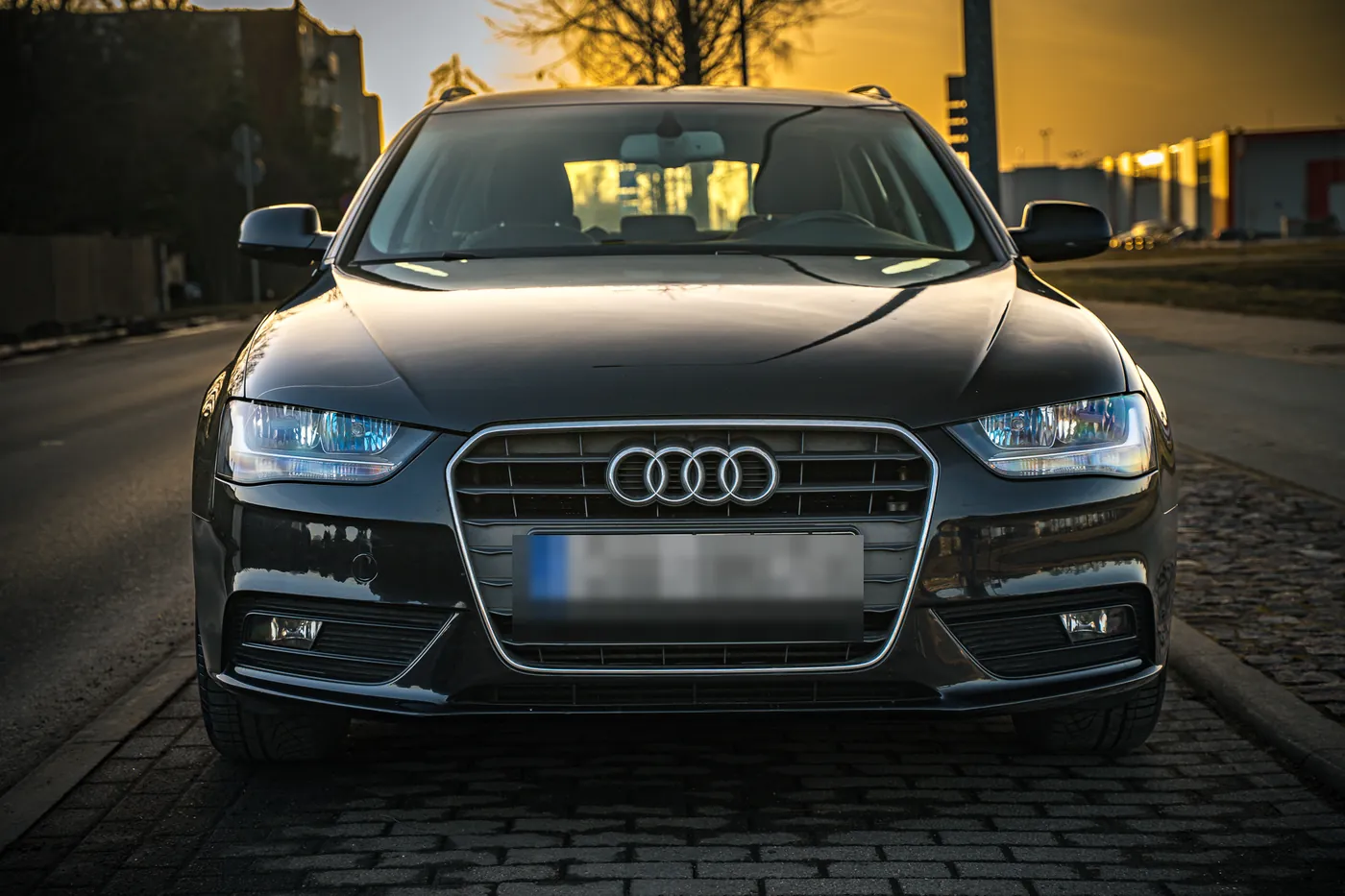 Audi A4 Avant zelta stundā no priekšas