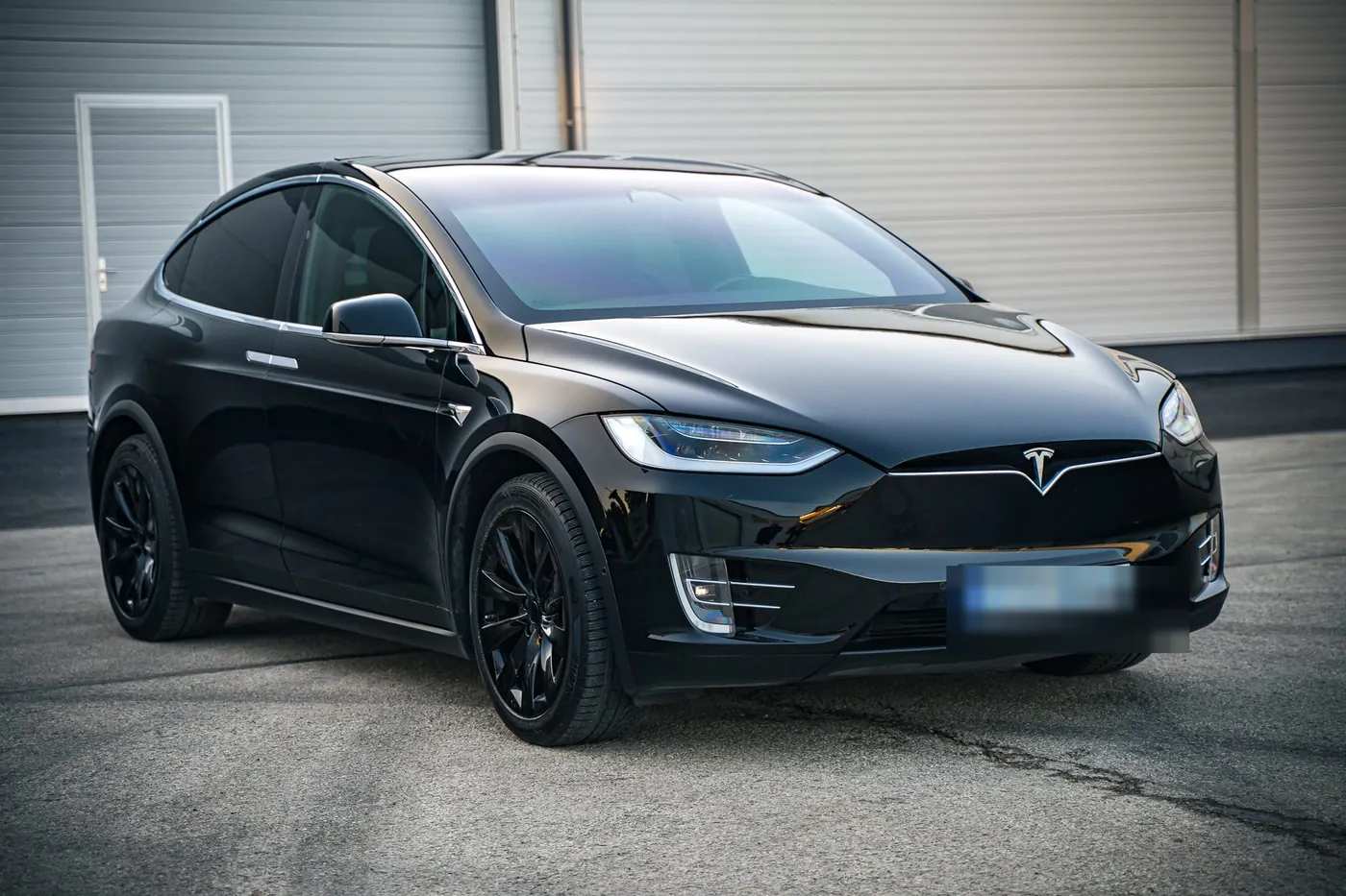 Tesla Model X trīsceturtdaļu skats